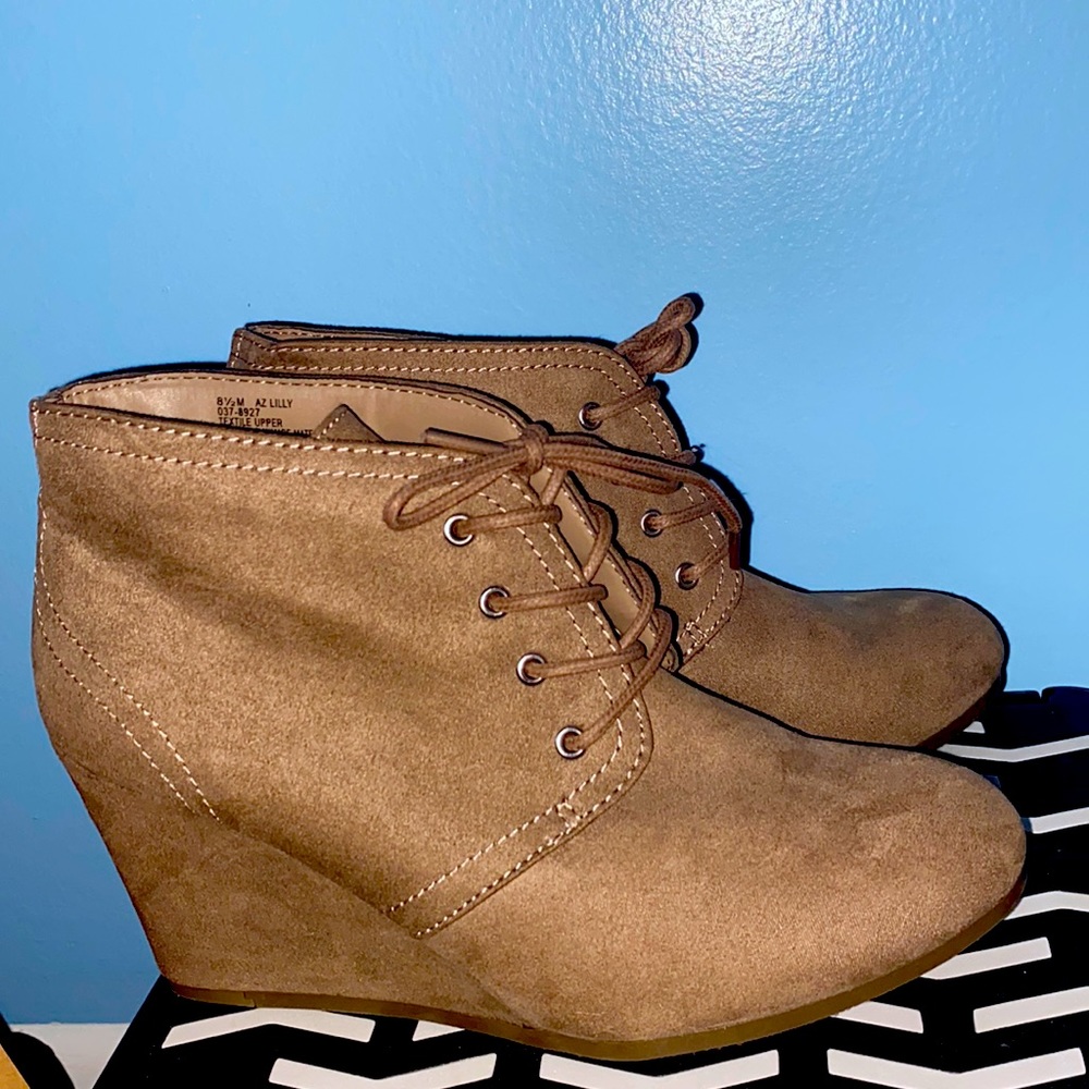 Arizona Lilly Wedge Booties Size 8.5 in U.S. Women’s